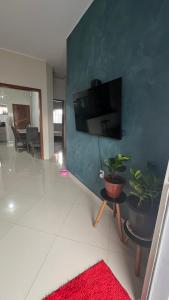 Una sala de estar con un televisor en la pared. en Casa aconchegante COP 30, en Castanhal