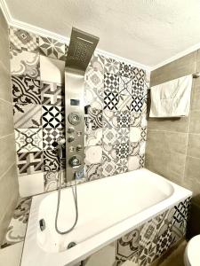 PalaiólimnosにあるPhiloxenia traditional house private jacuzziのギャラリーの写真