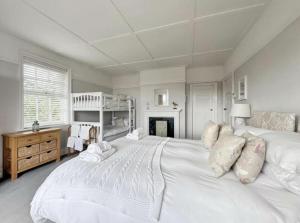 Ένα ή περισσότερα κρεβάτια σε δωμάτιο στο Beautiful 9 Bed Seaview Estate
