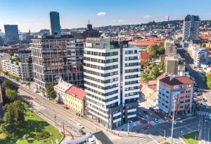 une vue aérienne d'une ville avec de grands immeubles dans l'établissement Mytna 50, à Bratislava