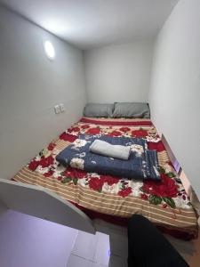 Ένα ή περισσότερα κρεβάτια σε δωμάτιο στο Cozy pods near dxb