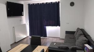 a living room with a couch and a table at Appartement 2 chambres avec balcon in Roth