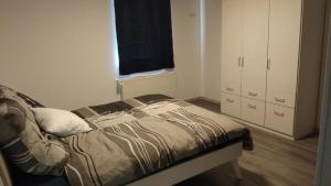 a small bedroom with a bed and a window at Appartement 2 chambres avec balcon in Roth