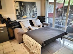 a living room with a couch and a table at Studio- très calme - Proche Bidart et Guétary " AHETZE" in Ahetze