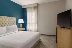 TV a/nebo společenská místnost v ubytování Homewood Suites by Hilton Palo Alto