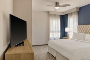 TV a/nebo společenská místnost v ubytování Homewood Suites by Hilton Palo Alto