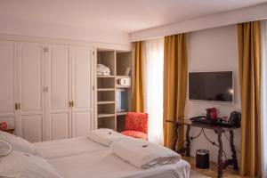 パルマ・デ・マヨルカにあるAH Art Hotel Palmaのベッド2台とテレビがあるホテルの部屋 +35枚の写真