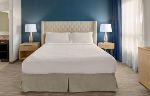 Postel nebo postele na pokoji v ubytování Homewood Suites by Hilton Palo Alto