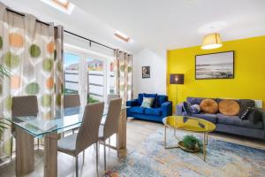 a living room with a table and a couch at Foxherne 6 Bedroom and 2 Bath Serviced House 20 with Parking - Slough in Slough