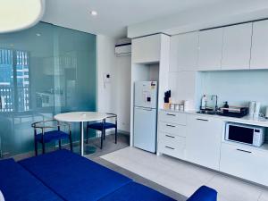 Kuchyň nebo kuchyňský kout v ubytování Premium Melbourne Apartments with Balcony and Free Tram Access