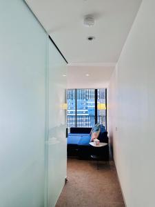 Posezení v ubytování Premium Melbourne Apartments with Balcony and Free Tram Access