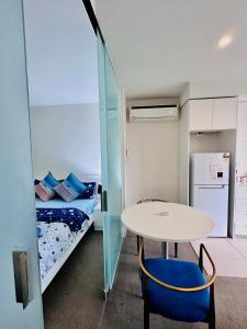 Postel nebo postele na pokoji v ubytování Premium Melbourne Apartments with Balcony and Free Tram Access