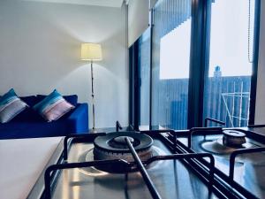 Postel nebo postele na pokoji v ubytování Premium Melbourne Apartments with Balcony and Free Tram Access