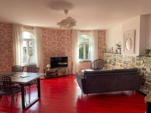 Μια τηλεόραση ή/και κέντρο ψυχαγωγίας στο Appartement 60m2, 1 chambre, Mont saint Éloi