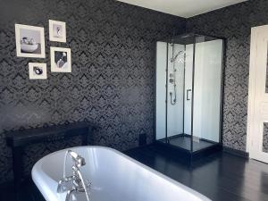 Ένα μπάνιο στο Appartement 60m2, 1 chambre, Mont saint Éloi