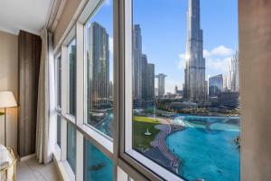 ein Hotelzimmer mit Blick auf die Stadt in der Unterkunft Durrani Homes - Modern Living 3br with Burj Khalifa and Fountain View - third room without partition in Dubai