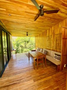 Χώρος καθιστικού στο Sophia Treetop Loft Santa Teresa