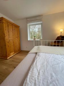 Un dormitorio con una cama grande y una ventana. en Villa Småland-Edles Naturidyll bei Berlin, en Glienicke