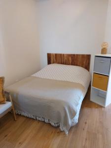 ein kleines Schlafzimmer mit einem Bett und einer Kommode in der Unterkunft Confort en front de mer avec accès direct plage in Le Barcarès