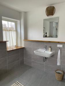 un baño con lavabo y espejo en Villa Småland-Edles Naturidyll bei Berlin, en Glienicke