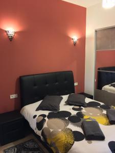 1 dormitorio con cama y espejo en Appartements Bordeaux Saint Michel en Burdeos
