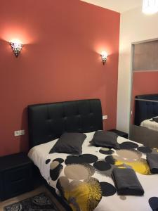 a bedroom with a bed with a black head board at Appartements Bordeaux Saint Michel in Bordeaux