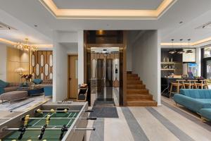 多森Khue Le Bleu Villa - Đồ Sơn的客厅设有台球桌 更多51张照片