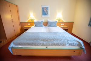 Postel nebo postele na pokoji v ubytování Hotel Stadt Wien