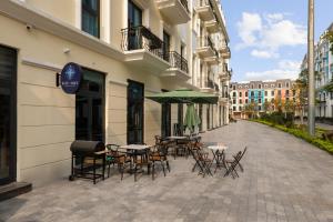 多森Khue Le Bleu Villa - Đồ Sơn的建筑物外的一组桌椅