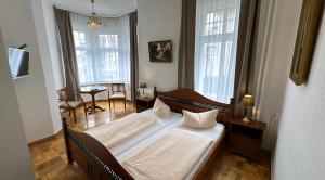 Postel nebo postele na pokoji v ubytování Hotel Zu den Linden