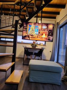 Un comedor con una mesa y un televisor. en HUUT, en Zlatibor 83 fotos más