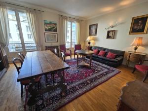a living room with a table and a couch at Appartement spacieux en plein cœur de Brest in Brest