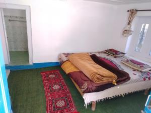 Raj guest House客房内的一张或多张床位