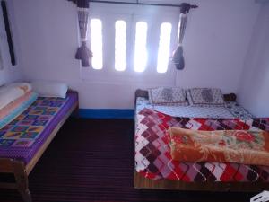 Raj guest House客房内的一张或多张床位