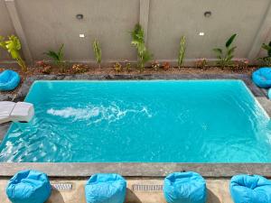 una grande piscina con acqua blu e sedie di Nomads Hostel a Dahab
