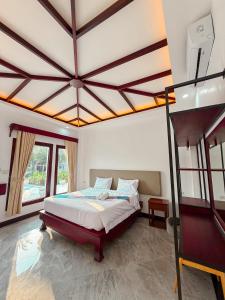 Postel nebo postele na pokoji v ubytování Nakasang Paradise Hotel