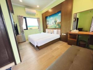 A bed or beds in a room at Fish's Home