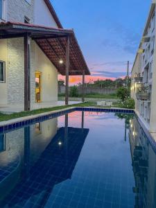 a swimming pool in the middle of a building at Casa de praia Duplex com Piscina Flecheiras in Trairi