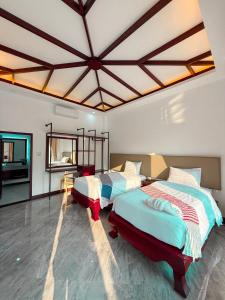 Postel nebo postele na pokoji v ubytování Nakasang Paradise Hotel
