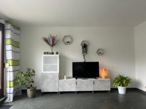een woonkamer met een flatscreen-tv op een tafel bij Penthouse ,,Kleine Auszeit" in Bad Harzburg