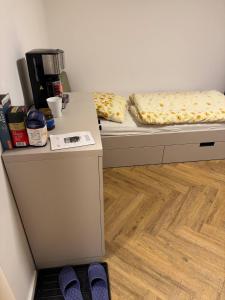ベルリンにあるSkyline Apartment Adlershof - Premium Design and Full Kitchenのベッドとテーブル、そして紫色の靴のある部屋