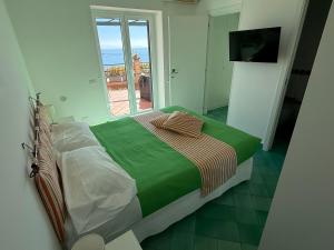 Кровать или кровати в номере Casa Gabriella - Amalfi Coast - Free Parking - Full Sea View