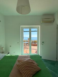 Кровать или кровати в номере Casa Gabriella - Amalfi Coast - Free Parking - Full Sea View