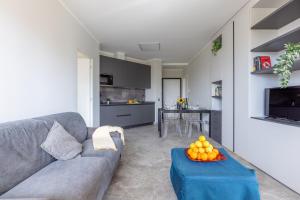 Kuchyň nebo kuchyňský kout v ubytování Elegant Seaside Apartment with Pool and Parking