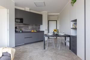 Kuchyň nebo kuchyňský kout v ubytování Elegant Seaside Apartment with Pool and Parking