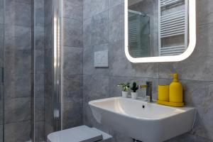 Koupelna v ubytování Elegant Seaside Apartment with Pool and Parking + 20 fotografií