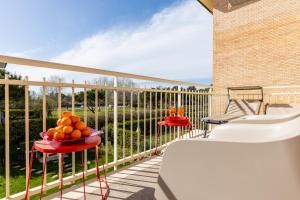 Balkón nebo terasa v ubytování Elegant Seaside Apartment with Pool and Parking