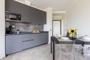 Kuchyň nebo kuchyňský kout v ubytování Elegant Seaside Apartment with Pool and Parking