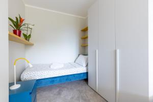 Postel nebo postele na pokoji v ubytování Elegant Seaside Apartment with Pool and Parking