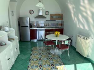 Кухня или мини-кухня в Casa Gabriella - Amalfi Coast - Free Parking - Full Sea View
